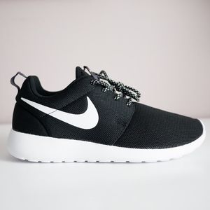 Nike Roshe One Women Sneakers Black & White - Sz 8